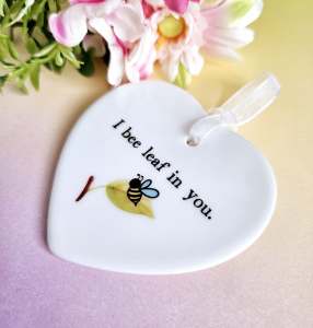 Bee encouragement ceramic heart keepsake from an angled view